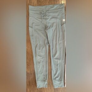 Vuori Daily Legging with pockets.